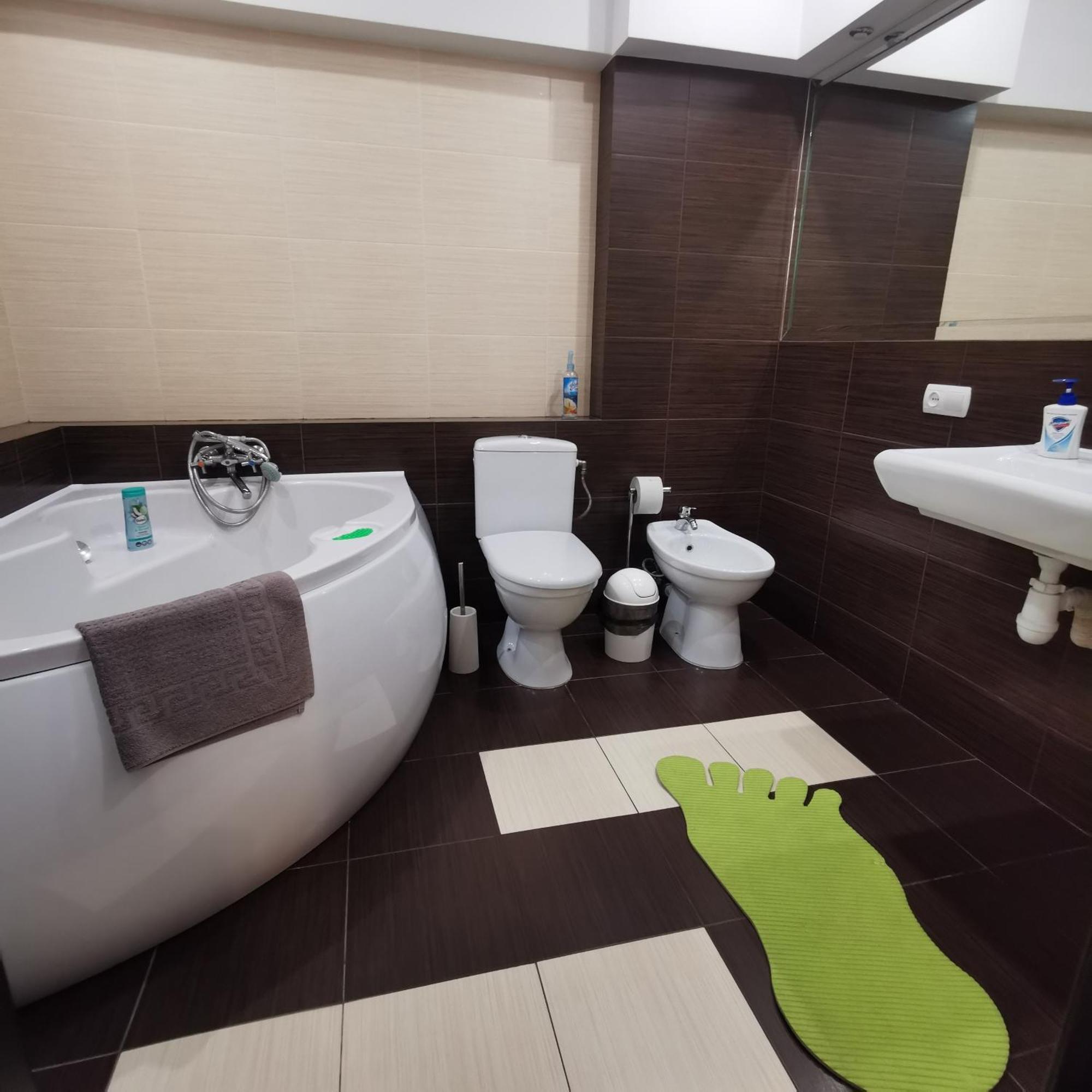 Big Apartment In Rivne Center Exterior foto